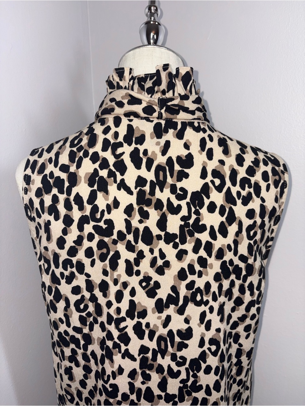Halogen Sleeveless Tie Neck Leopard Print Blouse Careerwear Formal Size Small - Picture 15 of 16